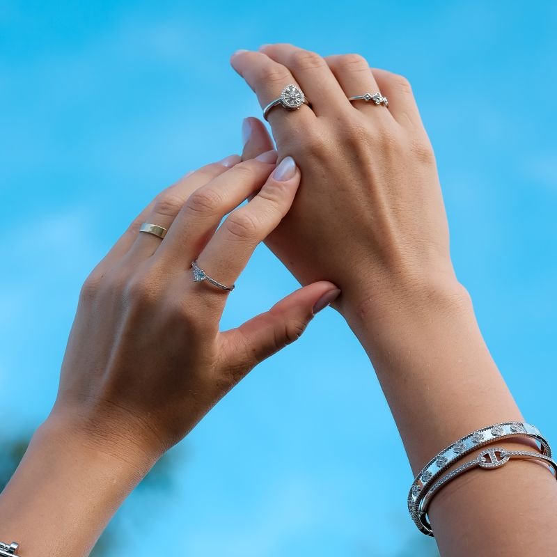 Anel Bijuteria Médio Cravejado Gota com Pedras Baguetes