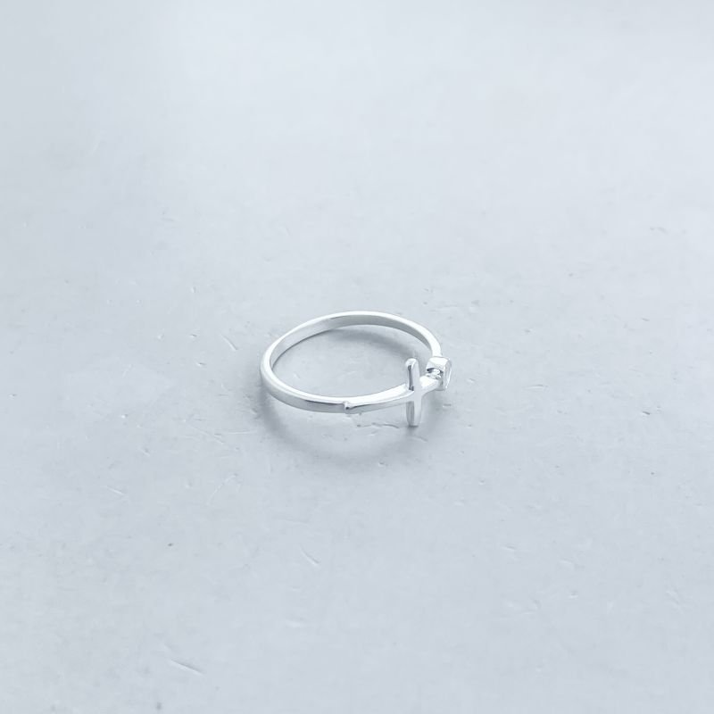 Anel Prata Delicado Liso Aberto Cruz e Pedra Coração