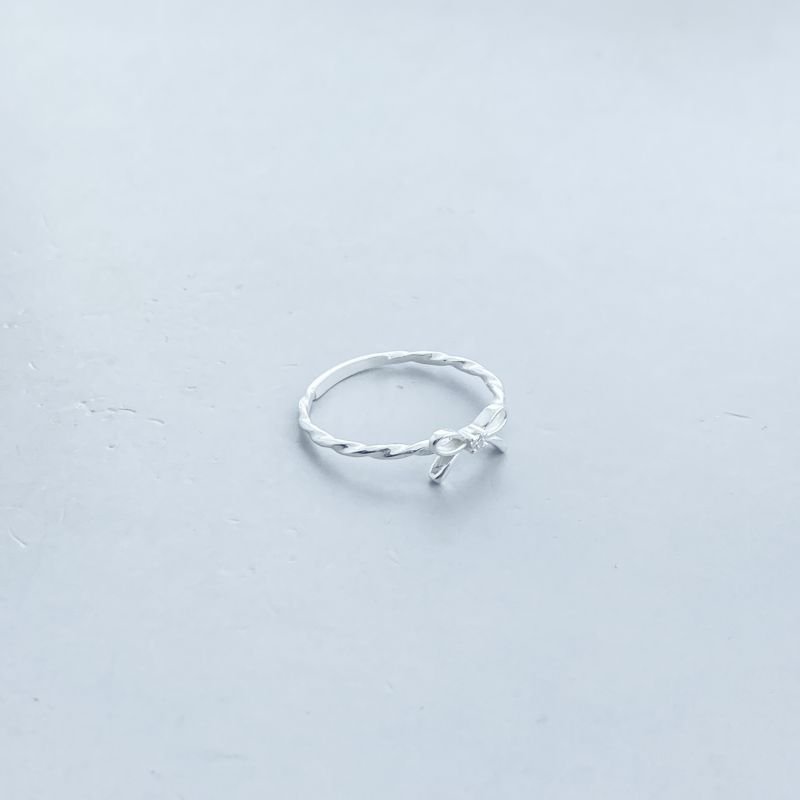 Anel Prata Delicado Liso Aro Torcido Laço com 1 Pedrinha