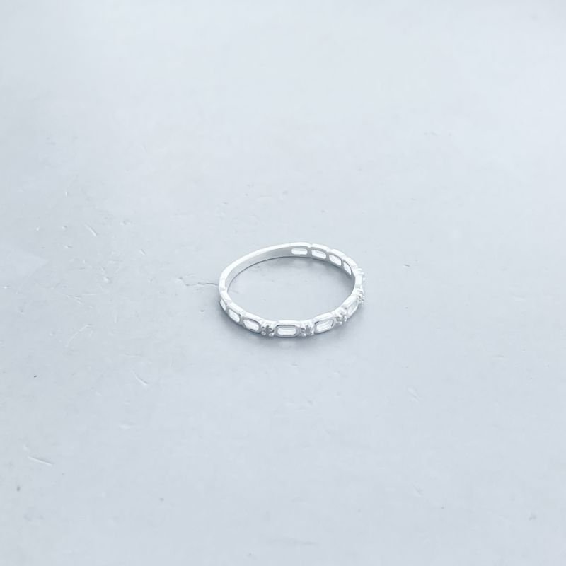 Anel Prata Delicado Vazado Aro Ovais com 5 Pedrinhas