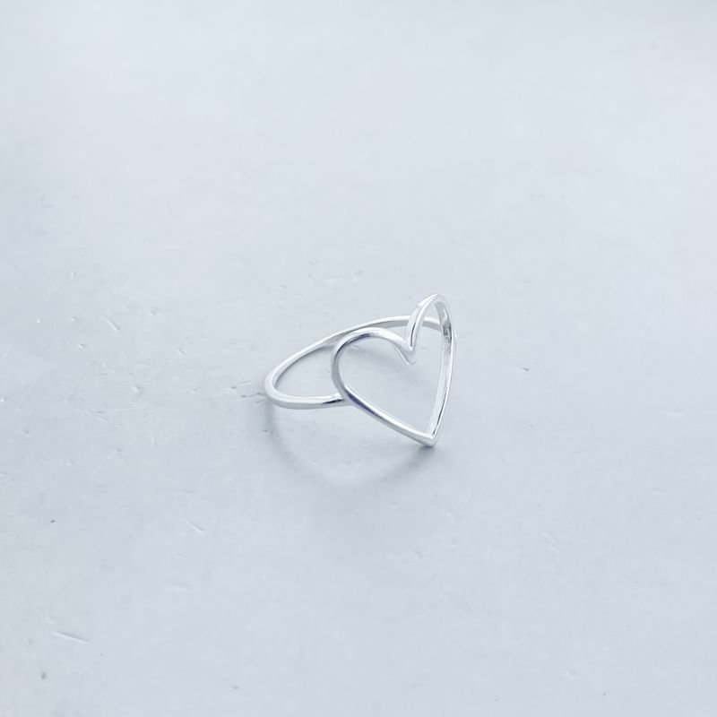 Anel Prata Delicado Vazado Coração Médio