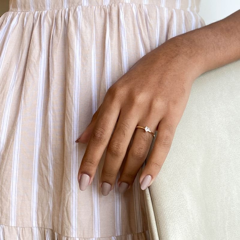 Anel Semijoia Delicado Pedra Coração Pequeno 3 Garras