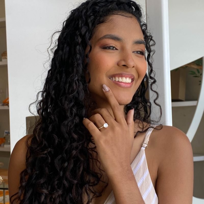 Anel Semijoia Solitário Pedra Média Aro Cravejado