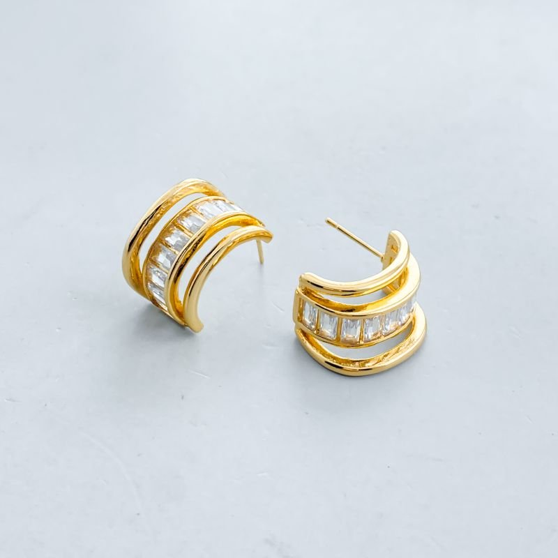 Argola Banho Diamante Médio Cravejado Com 3 Aros Lisos e Pedras Baguetes