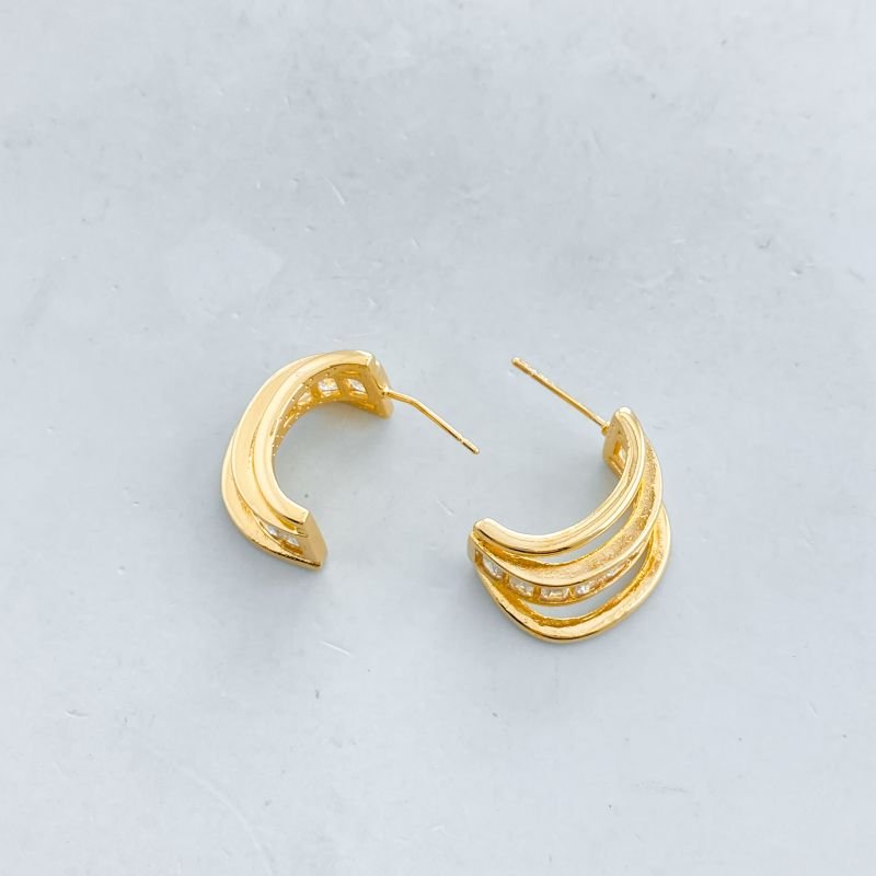 Argola Banho Diamante Médio Cravejado Com 3 Aros Lisos e Pedras Baguetes