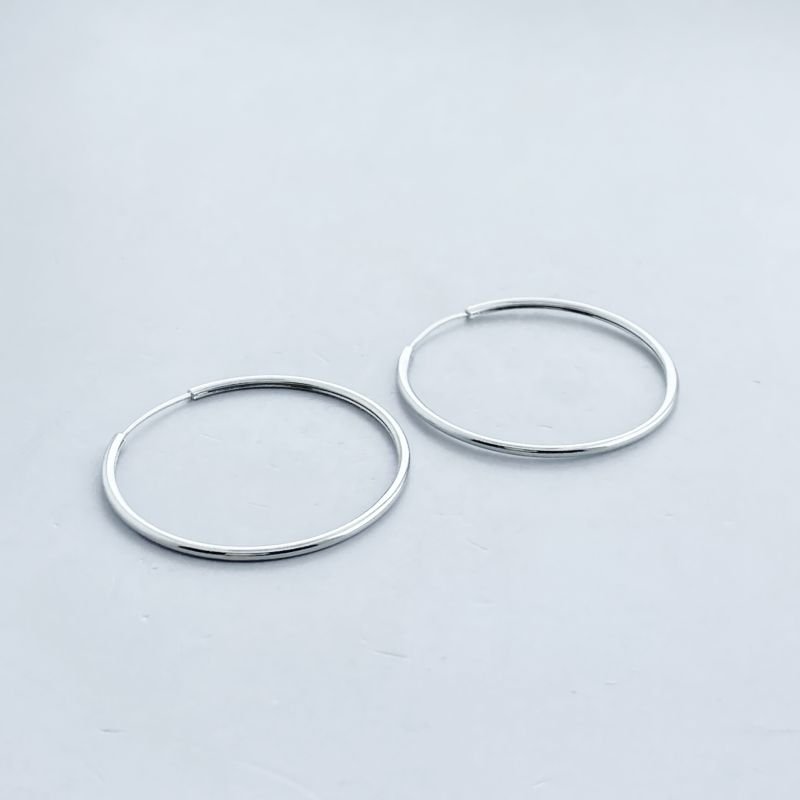 Argola Banho Ouro Branco Média Lisa Fina Fechada