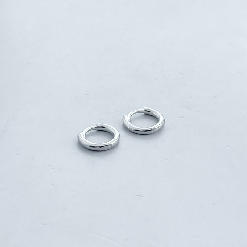 Argola Banho Ouro Branco Pequeno Liso Boleado Fechado