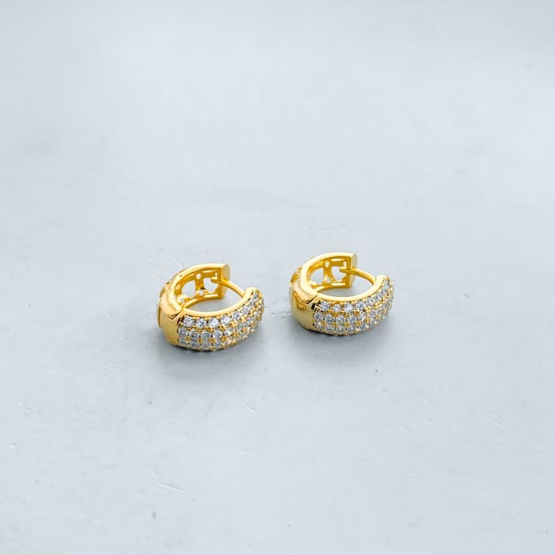 Argola Folheado Pequeno Cravejado com 3 Fileiras Fundo Trevo Vazado