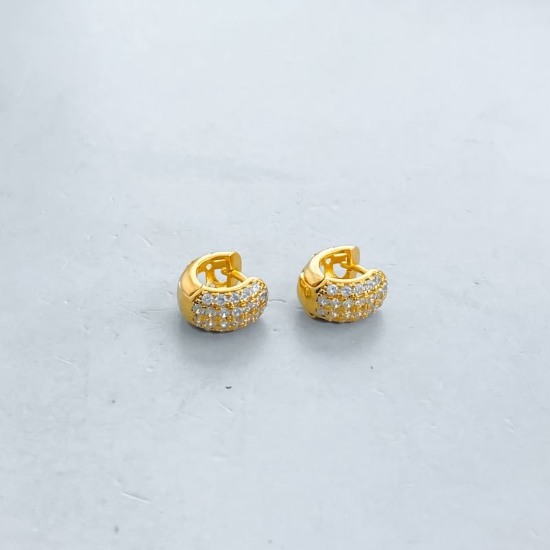 Argola Folheado Pequeno Cravejado com 3 Fileiras Fundo Trevo Vazado