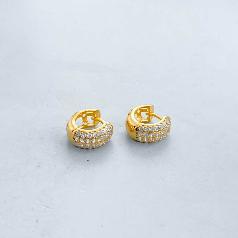 Argola Folheado Pequeno Cravejado com 3 Fileiras Fundo Trevo Vazado