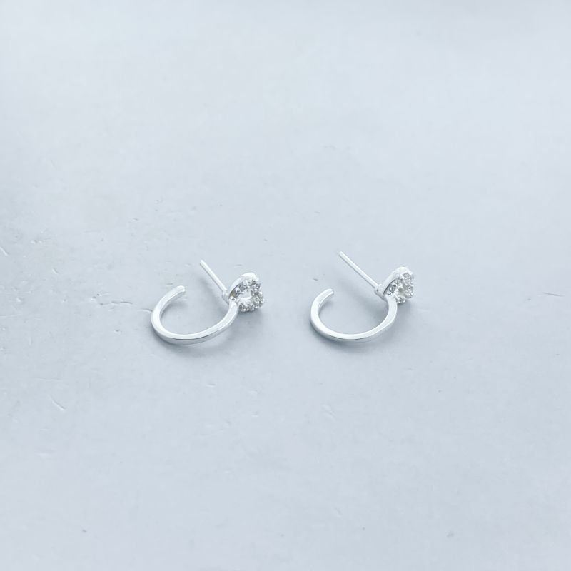 Argola Prata Pequena Lisa Base Coração Vazado Cravejado