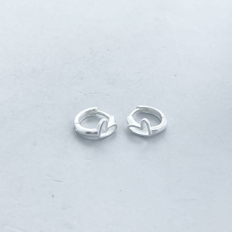 Argola Prata Pequena Lisa Coração Vazado Curvado