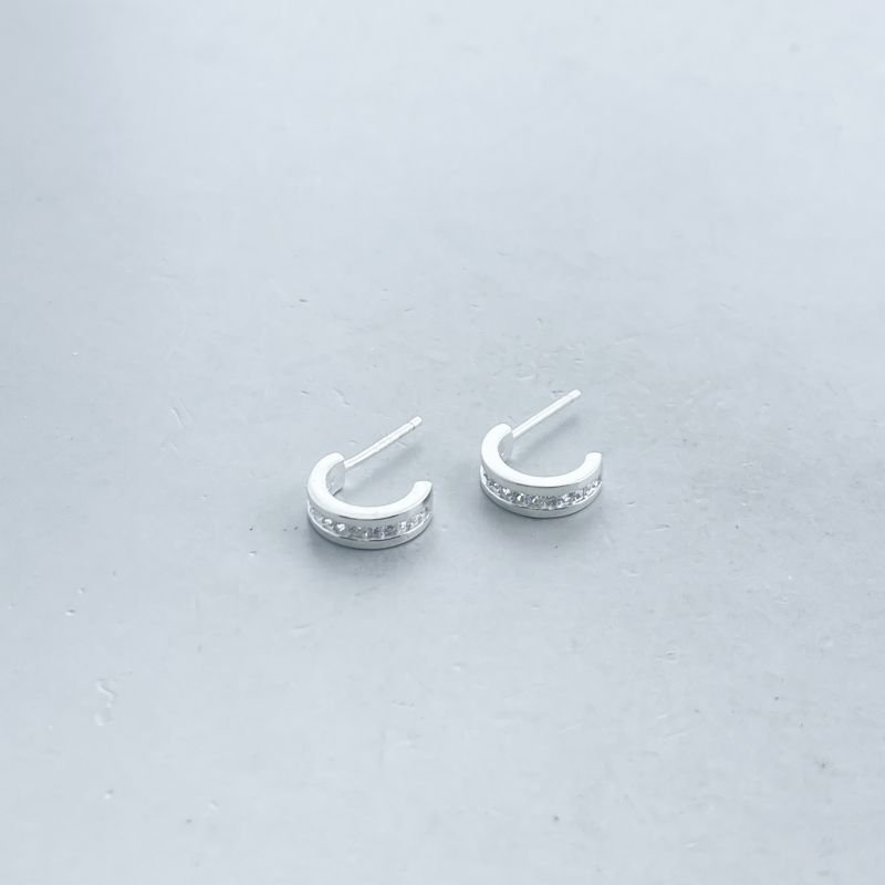 Argola Prata925 Pequena Cravejada Lateral Liso Aberta