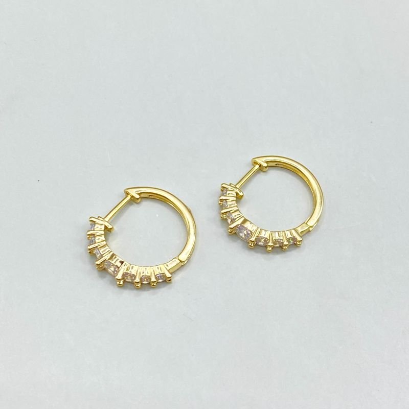 Argola Semijoia Aro Fechado Cravejado com 7 Zircônias Médio Delicado