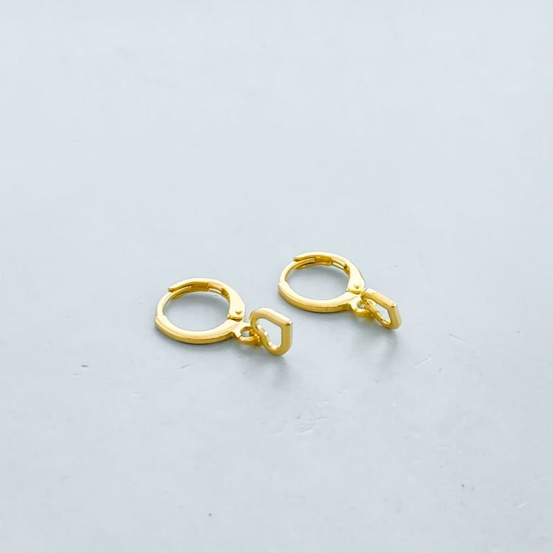 Argola Semijoia Coração Vazado Aro Liso Fechado