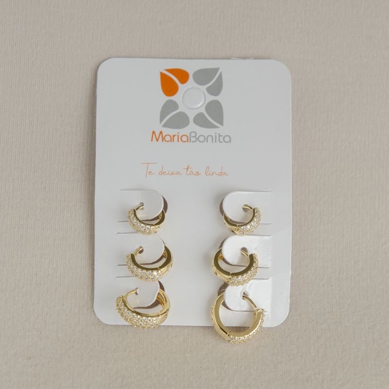 Argola semijoia cartelinha com 3 cravejadas e fundo de corações