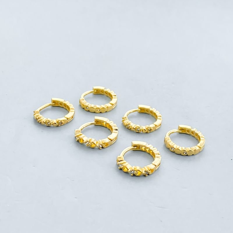 Argola Semijoia Kit com 3 Pequena Corações Lisos Vazados e Pedrinhas