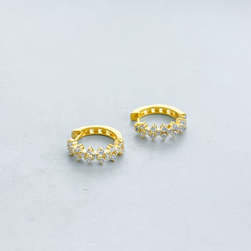 Argola Semijoia Média Cravejada Pedras Alternadas