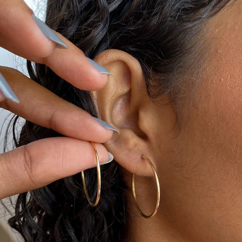 Argola Semijoia Média Lisa Aro Fechado Boleado