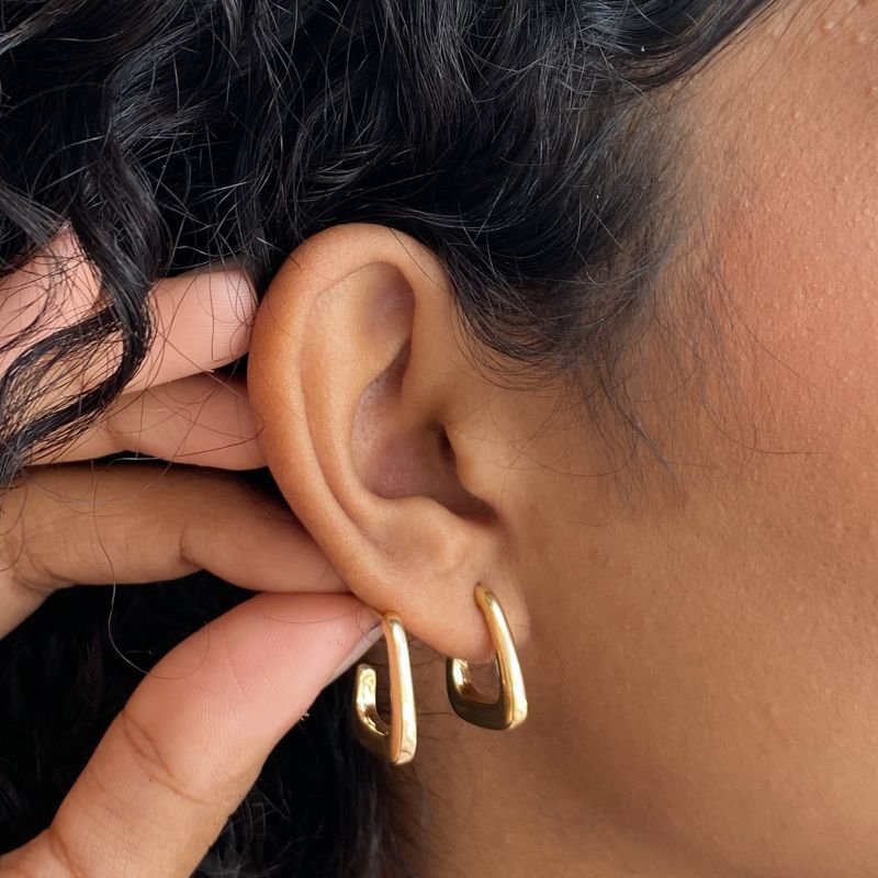 Argola Semijoia Pequena Lisa Aro Triangular Aberto