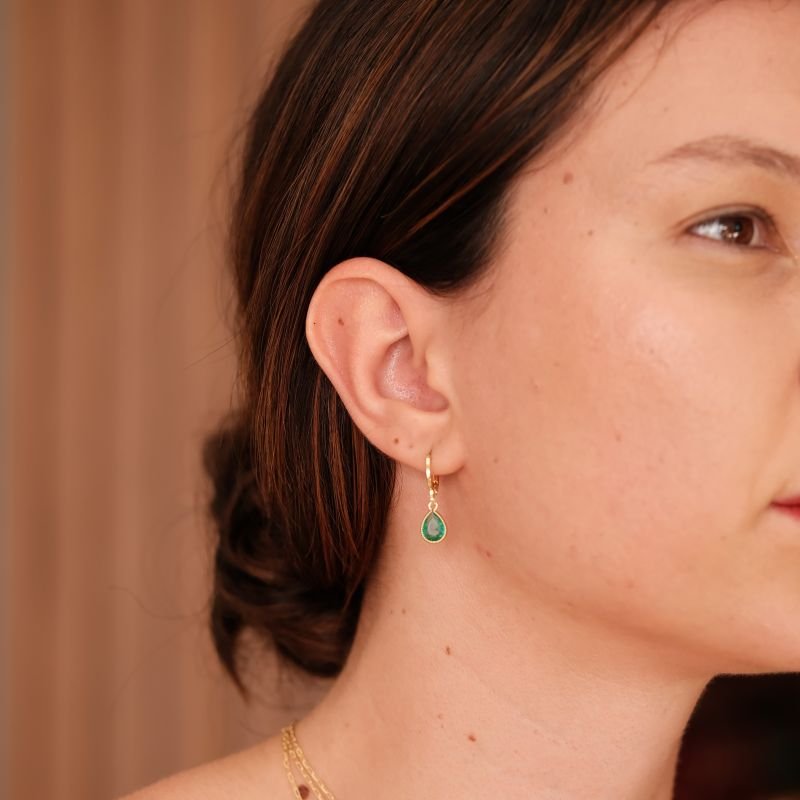 Argola Semijoia Pequena Pedra Gota