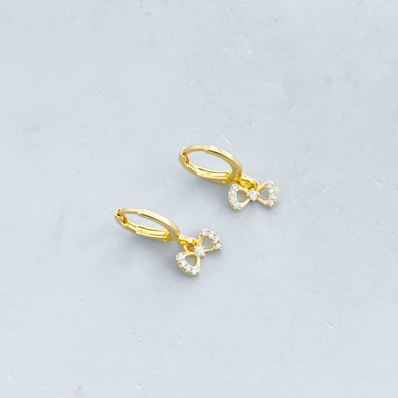 Argola Semijoia Pequeno Laço Vazado Cravejado