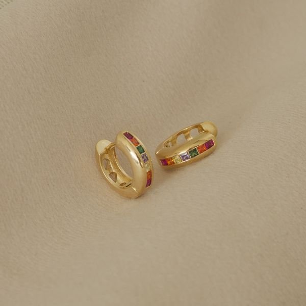 Argola semijoia zircônias coloridas fundo corações vazados