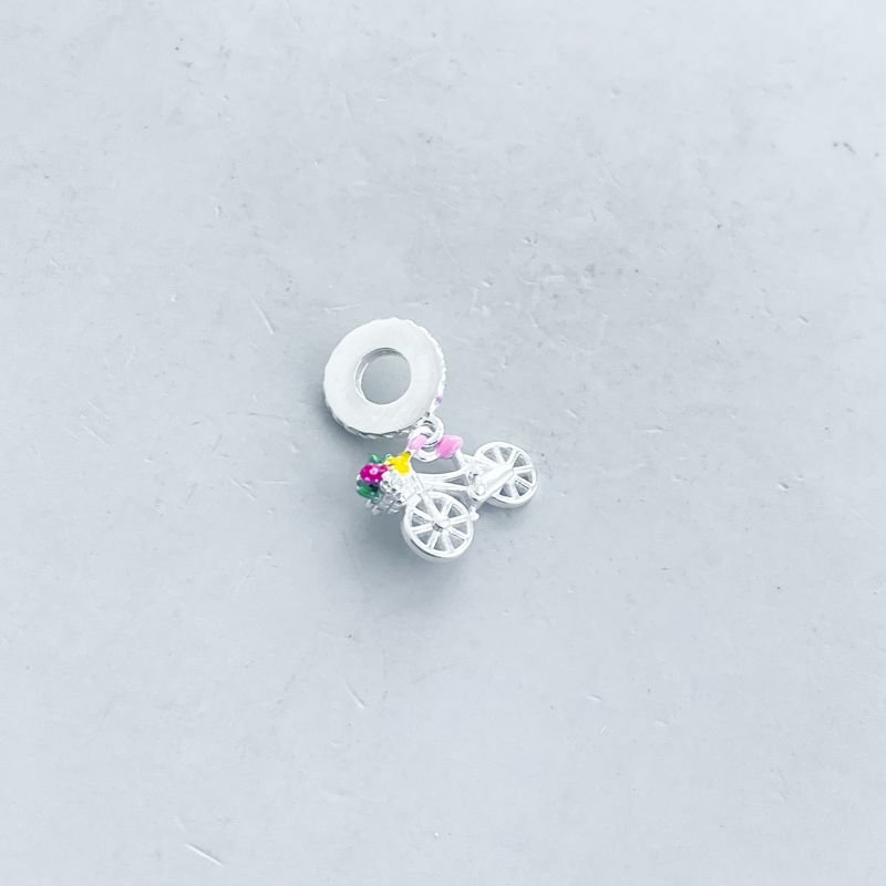 Berloque Prata925 Bicicleta Cestinha com Flores Resinadas