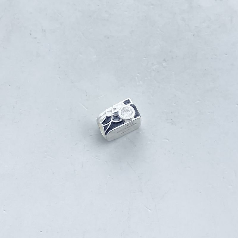 Berloque Prata925 Câmera Resinada com 1 Pedrinha