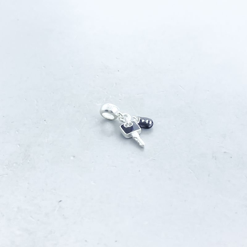 Berloque Prata925 Chave de Carro e Alarme Resinado