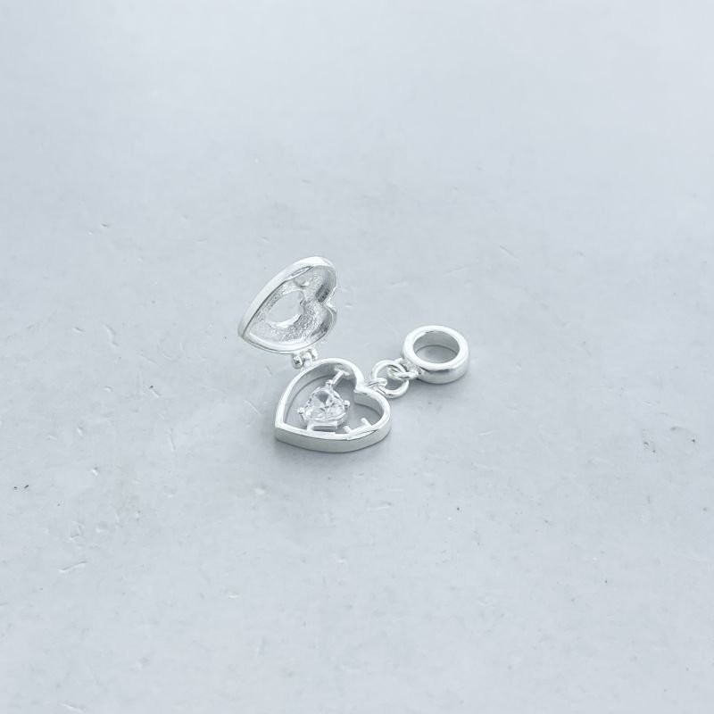 Berloque Prata925 Relicário Coração Liso com 1 Pedrinha Zircônia