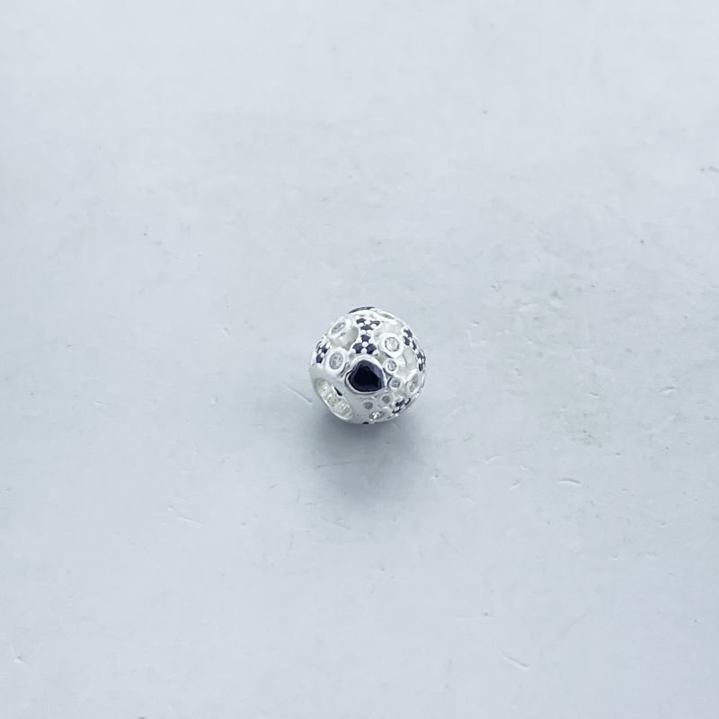 Berloque Prata925 Separador Redondo Cravejado Ossinhos e Pedras Coração