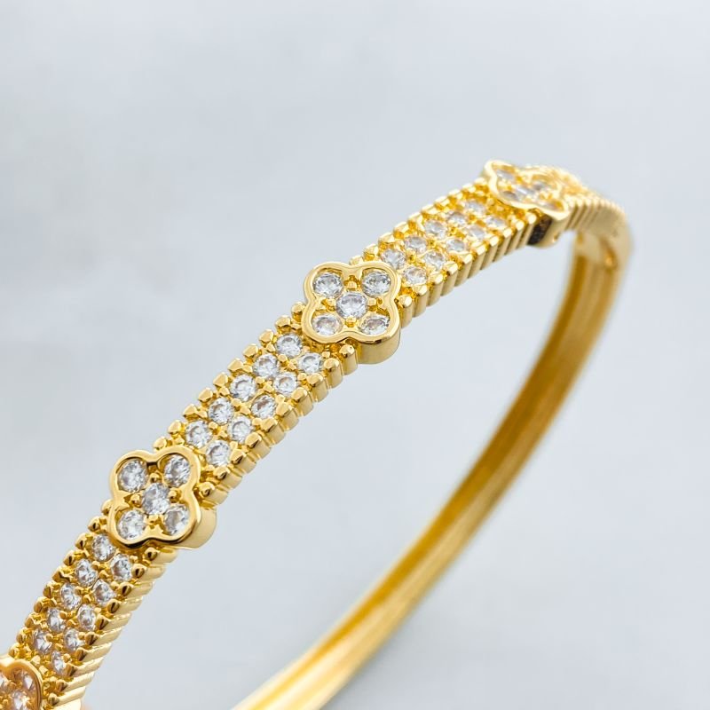 Braceleta Banho Diamante Fino Cravejado com 4 Trevos