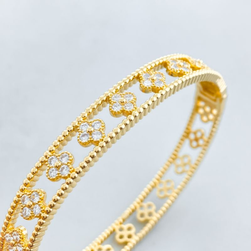 Bracelete Banho Diamante Fino Cravejado com 10 Trevos Fundo Vazado