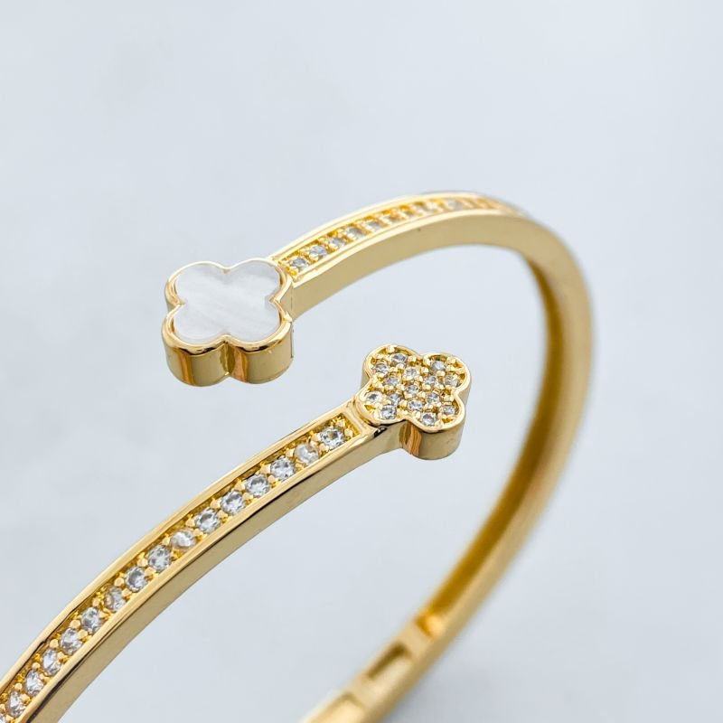 Bracelete Banho Diamante Fino Cravejado com 2 Trevos com 1 Madre Pérola