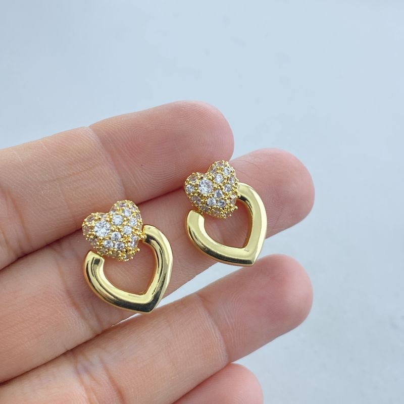 Brinco Banho Diamante Coração Vazado com Base Coração Cravejado de Zircônia Delicado