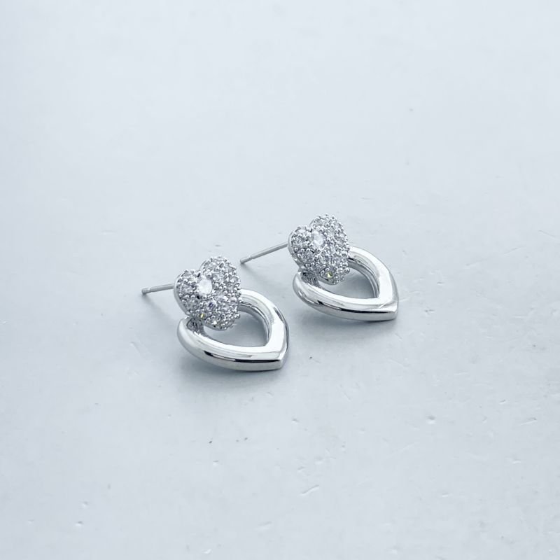 Brinco Banho Diamante Coração Vazado com Base Coração Cravejado de Zircônia Delicado
