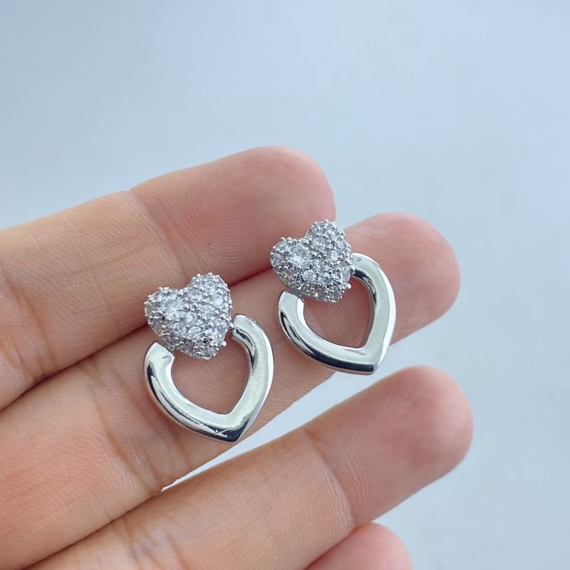 Brinco Banho Diamante Coração Vazado com Base Coração Cravejado de Zircônia Delicado