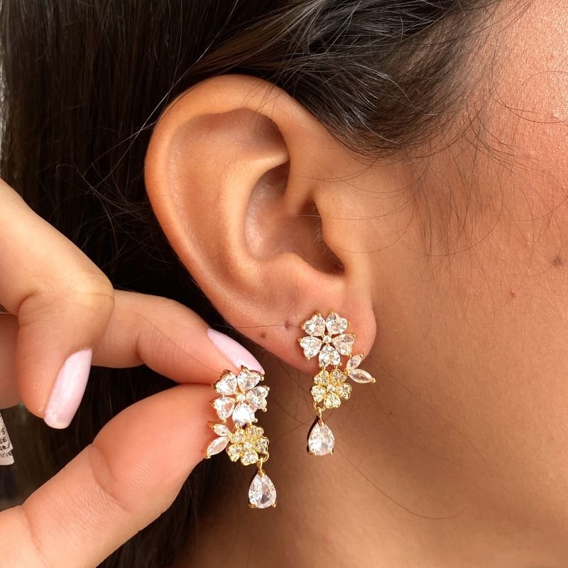 Brinco Banho Diamante Flor Pedrinhas com 1 Pedra Gota Delicado