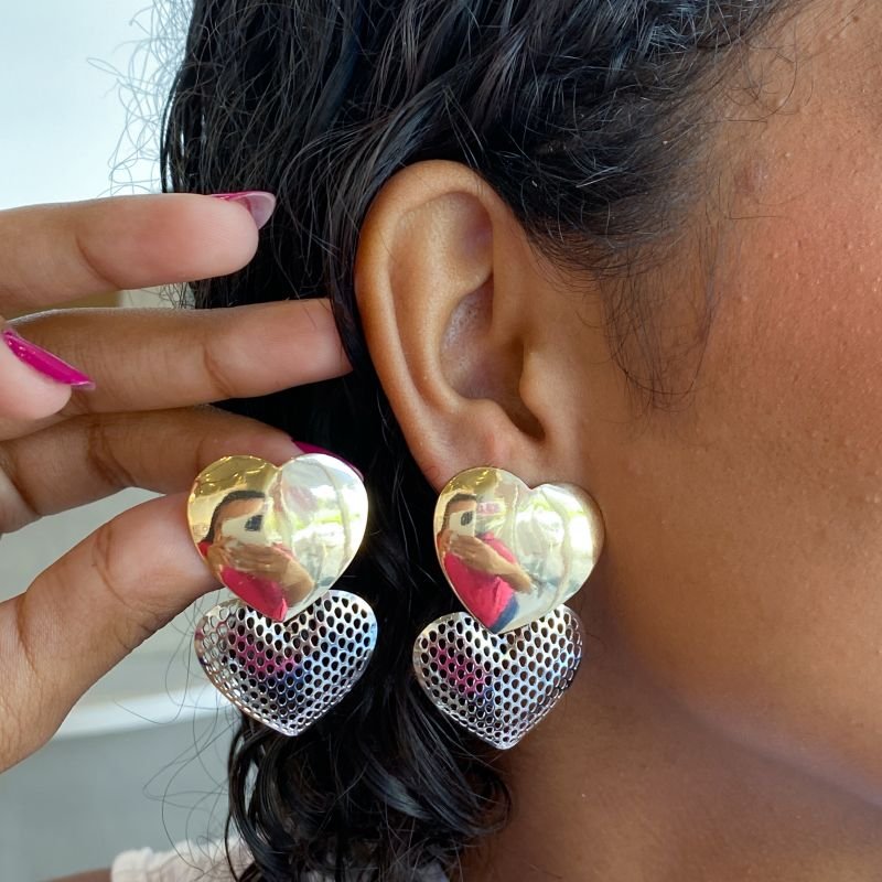 Brinco Banho Diamante Grande Liso com 2 Corações Furadinho