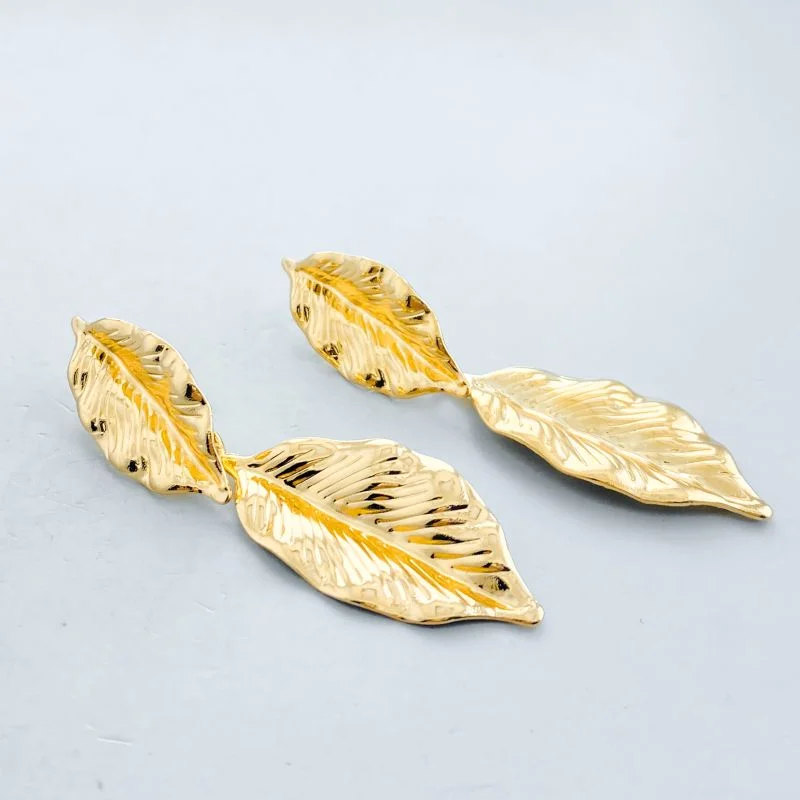 Brinco Banho Diamante Grande Liso com 2 Folhas Detalhes Linhas