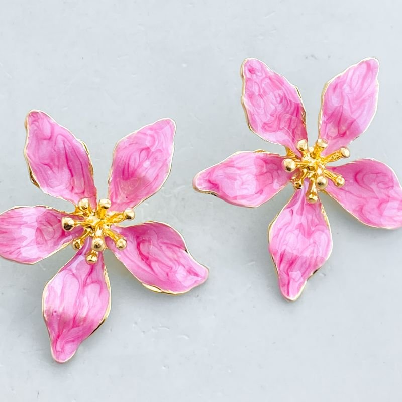 Brinco Banho Diamante Grande Liso Flor Resinada com 5 Pétalas Meio Bolinhas