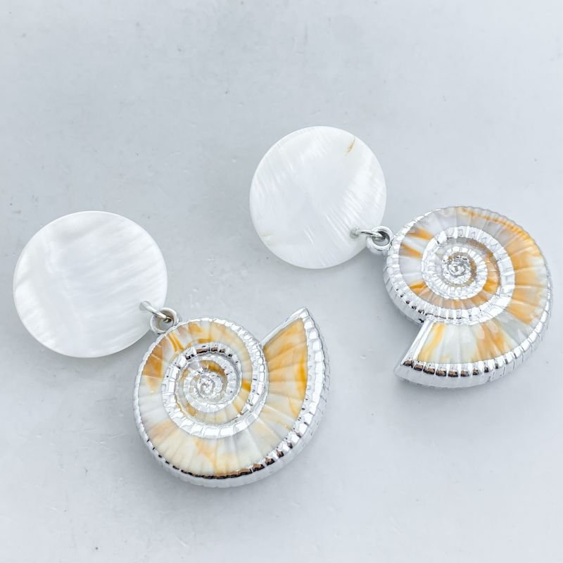 Brinco Banho Diamante Grande Liso Pêndulo Búzio Base Redonda Perolada