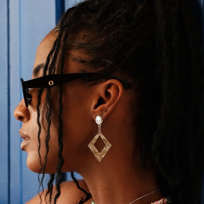 Brinco Banho Diamante Grande Liso Pêndulo Losango Craquelado Base Redonda