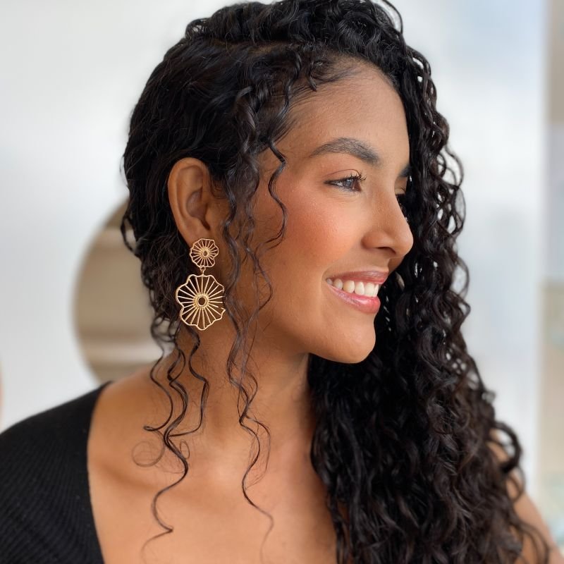 Brinco Banho Diamante Grande Orgânico Pêndulo Flor Tracos Vazados