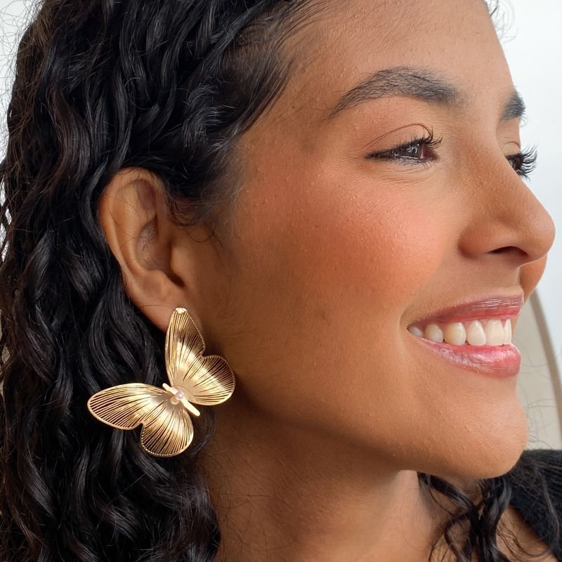 Brinco Banho Diamante Grande Vazado Borboleta Vários Aros com 1 Pérola