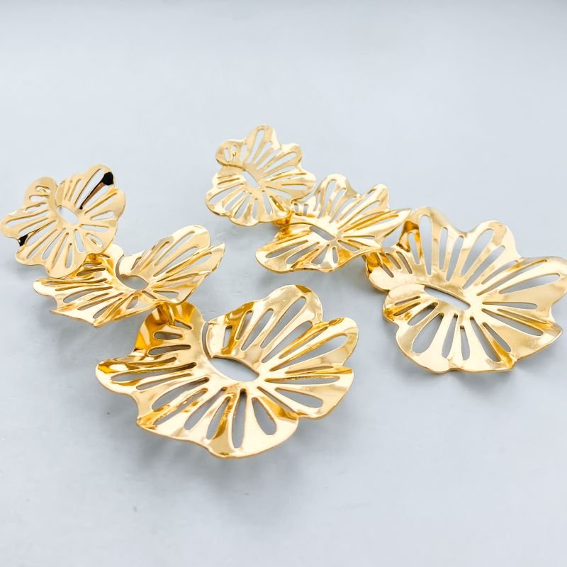 Brinco Banho Diamante Grande Vazado Flor Orgânica Amassada