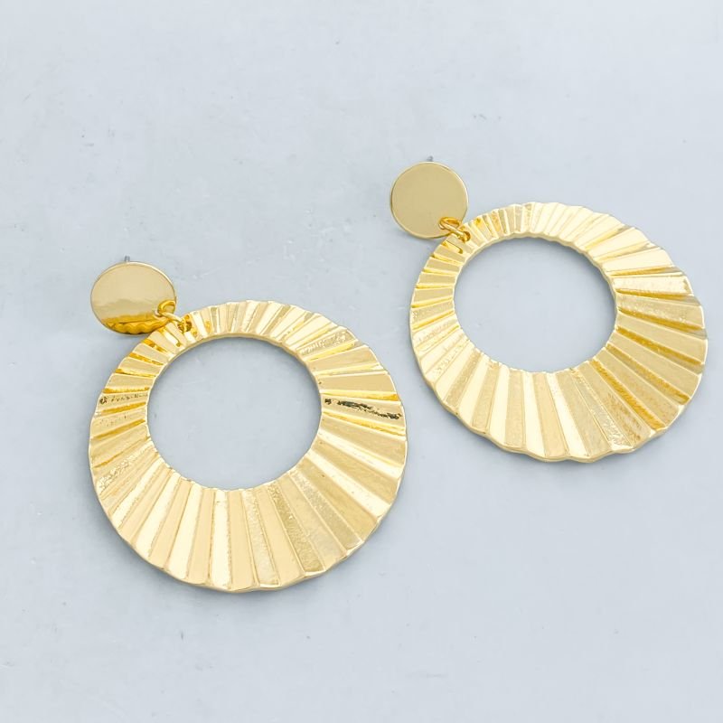 Brinco Banho Diamante Grande Vazado Redondo Drapeado Base Lisa