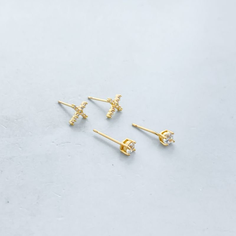 Brinco Banho Diamante Kit com 2 Pequeno Cravejado Cruz e Ponto de Luz