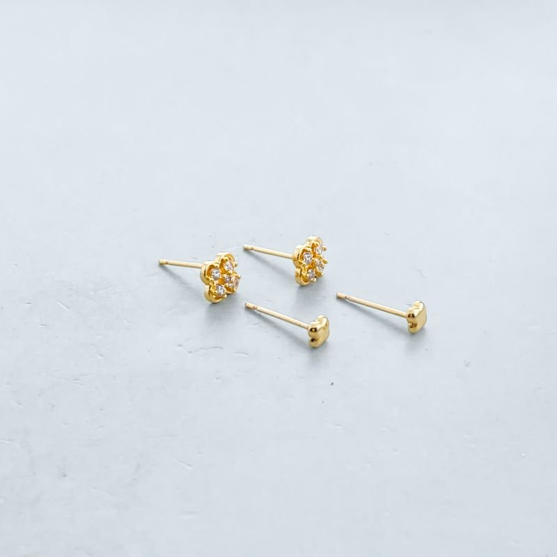 Brinco Banho Diamante Kit com 2 Pequeno Cravejado e Liso Trevo